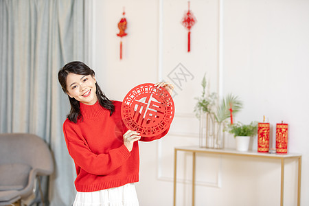 女性手拿福字新年女性手拿福背景