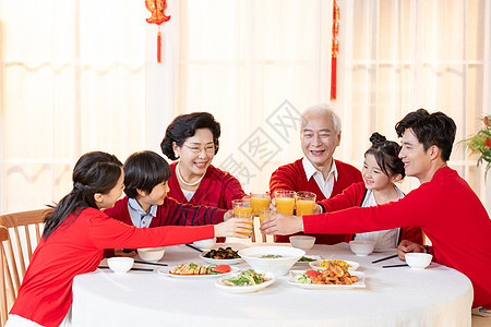 新年一家人在一起吃年夜饭图片