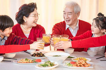 新年一家人在一起吃年夜饭图片