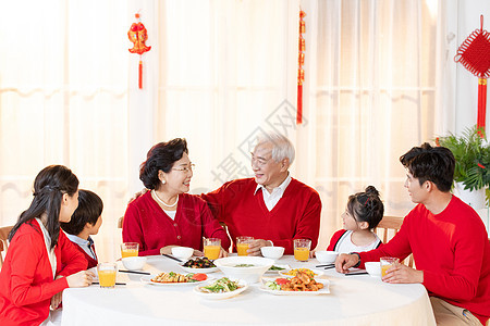 新年一家人在一起吃年夜饭图片