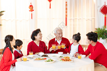 新年一家人在一起吃年夜饭高清图片