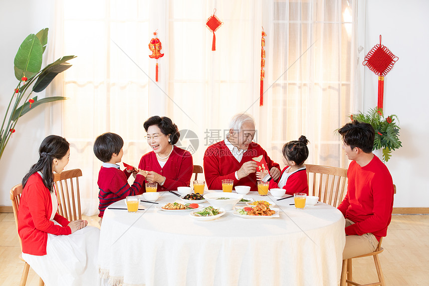 新年一家人在一起吃年夜饭图片