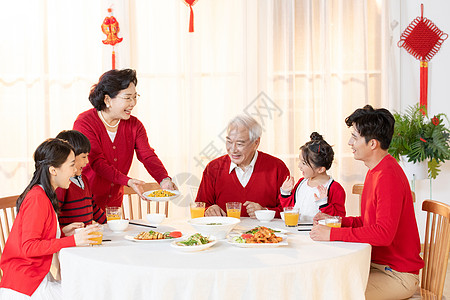 家人在一起吃饭新年一家人在一起吃年夜饭背景