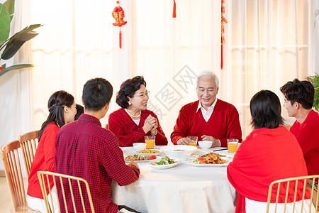 新年一家人在一起吃年夜饭图片