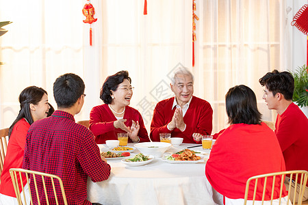 新年一家人在一起吃年夜饭高清图片