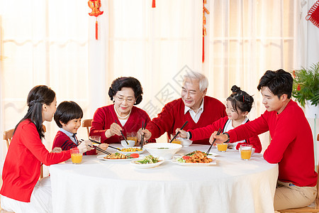 新年一家人在一起吃年夜饭高清图片