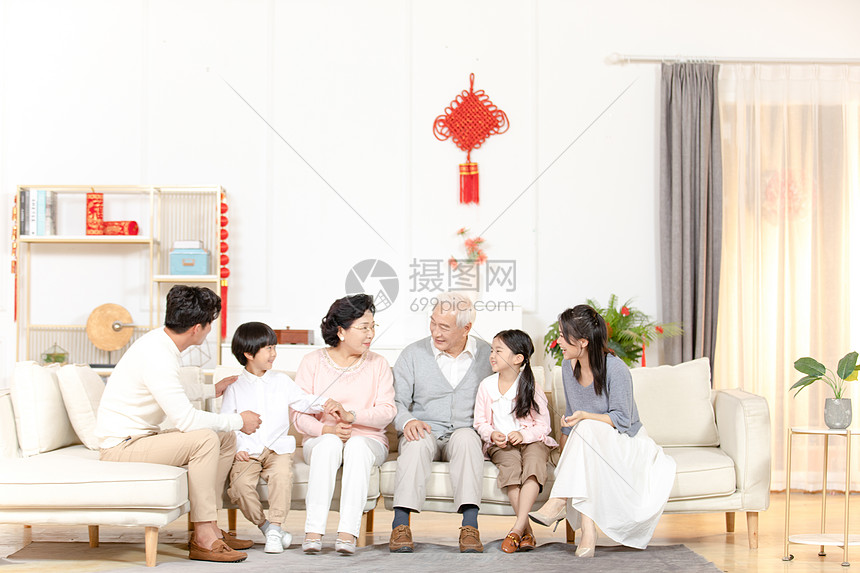 新年一家人客厅聊天