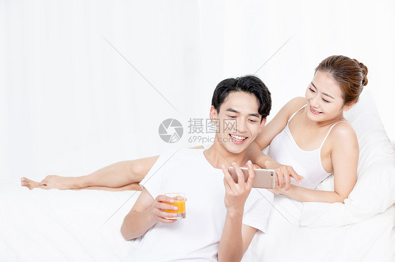 年轻夫妻居家生活看手机图片