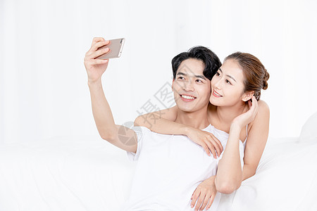 年轻夫妻居家生活看手机图片