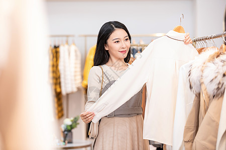 美女逛街购物选衣服背景图片