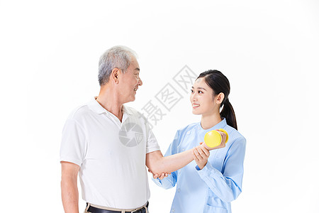 护工帮助老人做康复训练高清图片