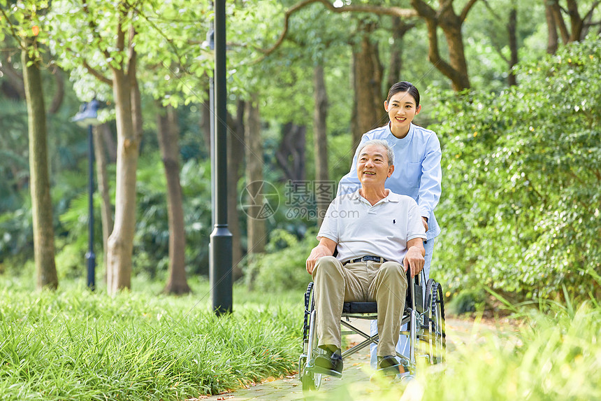 护工照顾老人图片