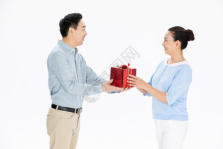 中年夫妇送礼物盒高清图片