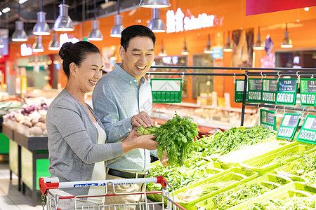 中年夫妇超市选购蔬菜图片