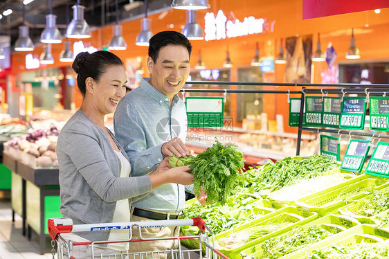 中年夫妇超市选购蔬菜图片