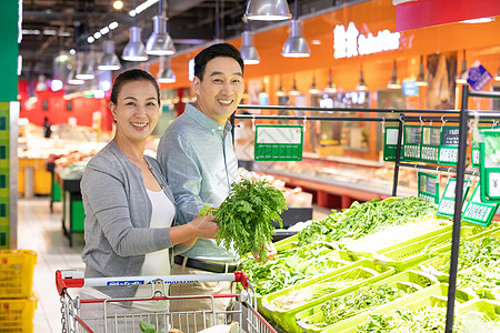 中年夫妇超市选购蔬菜图片