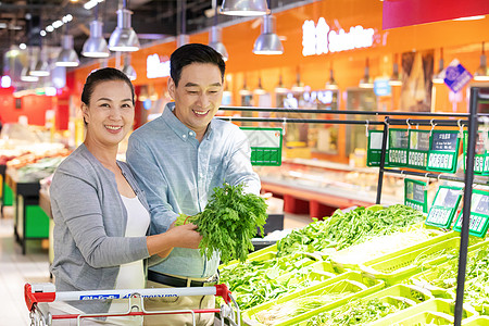 中年夫妇超市选购蔬菜图片