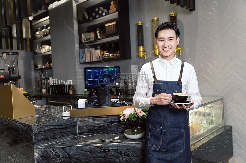 咖啡店店员咖啡师点拿着咖啡