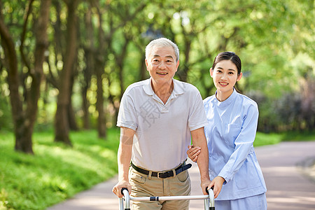 护工搀扶老人行走高清图片