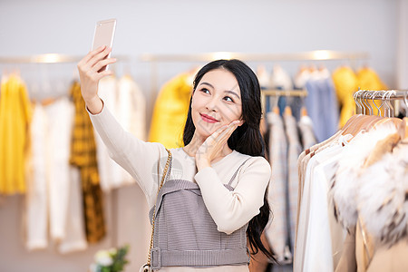 美女逛街买衣服自拍图片