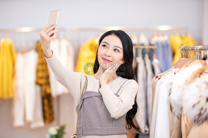 美女逛街买衣服自拍图片