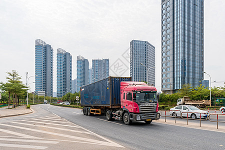 公路上行驶的货车背景图片