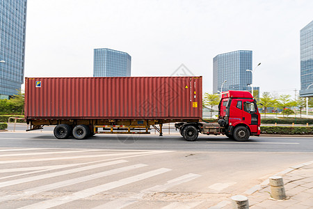 公路上行驶的货车背景图片