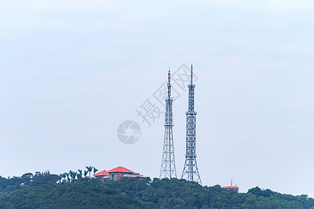 雷达信号塔楼顶上的信号基站台背景