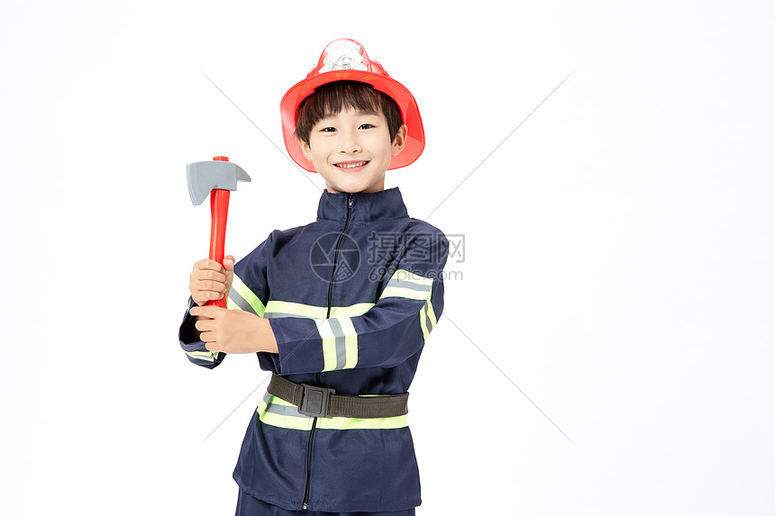 小小消防员拿着消防斧图片