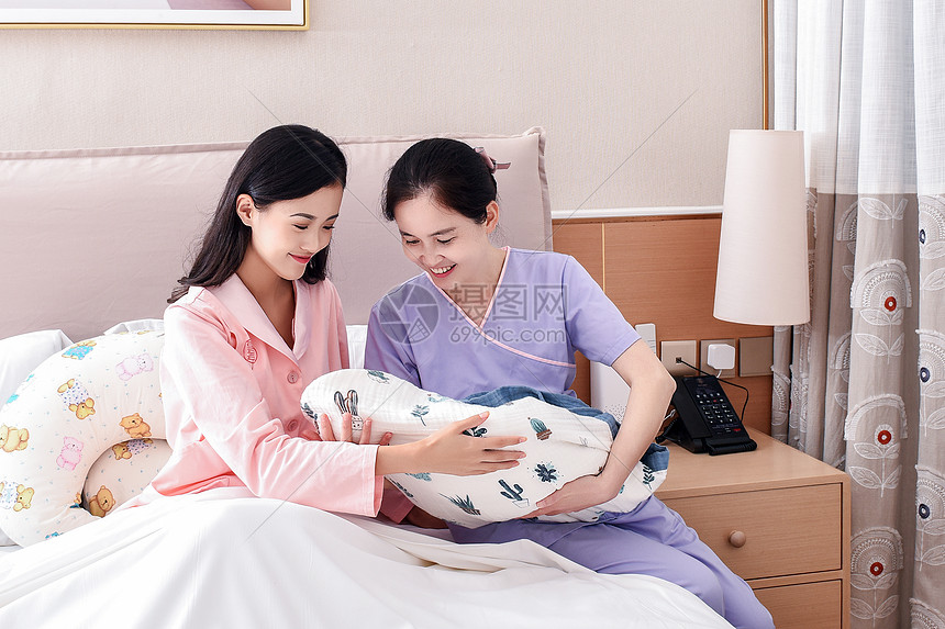 护士帮忙照顾婴儿