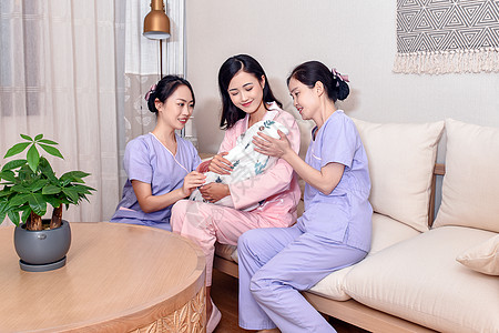医护人员照顾妈妈和新生儿背景图片