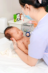 护士怀中睡着的婴儿高清图片