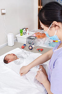 宝宝被蚊子咬医护人员给婴儿包被背景