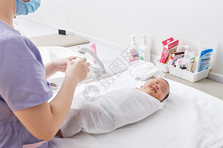 宝宝被蚊子咬医护人员给婴儿包被背景