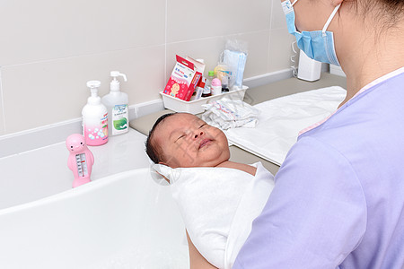 宝宝被蚊子咬护士怀中睡着的婴儿背景