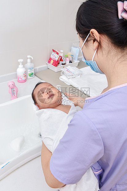 护士给新生儿洗脸图片