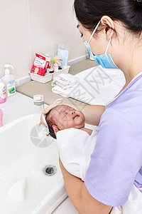 护士给宝宝洗头高清图片