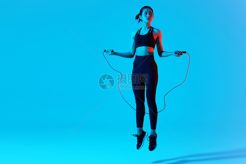 照片 人物情感 女性运动跳绳.