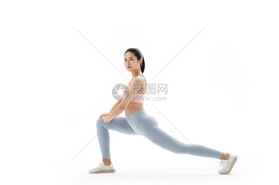 压腿热身的运动女性图片