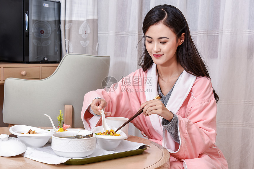 正在夹菜的产妇