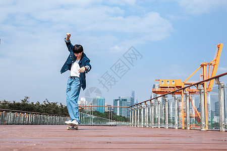 街头模特玩滑板的男性形象背景