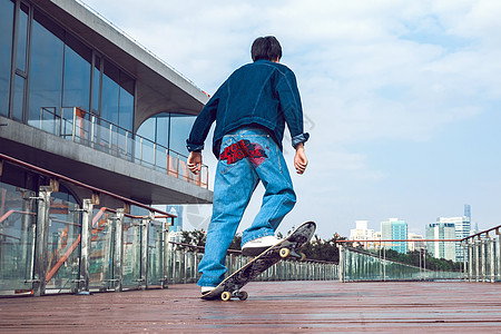 记者：巴尔韦德与红军比赛中感到右侧内收肌不适，明天将进行检查