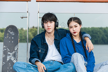 捧杯时刻！泰州队全队身着金色战袍，捧起首届苏超冠军奖杯！