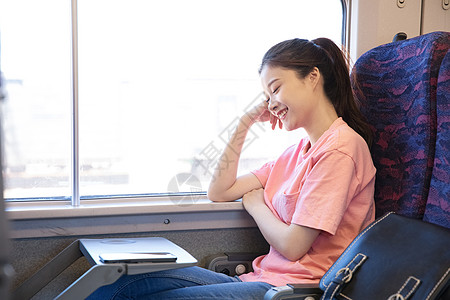 废弃车厢青年女性坐在高铁上背景