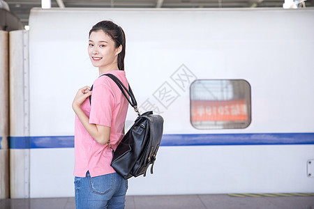 青年女性前往高铁车厢图片