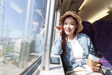 青年女性乘坐高铁图片