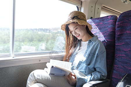 拿手机的女人青年女性乘坐高铁背景