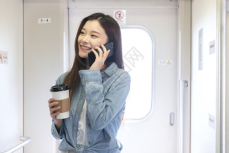 高铁咖啡素材青年女性乘坐高铁背景