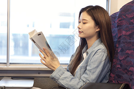 青年女性乘坐高铁图片