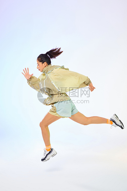 活力女性奔跑图片